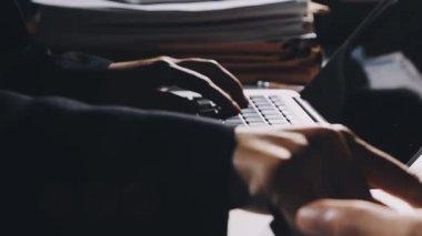 Dizüstü bilgisayar kullanan işadamı