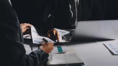 Çalışma masasında belgelerle çalışan işadamlarının kapatılması