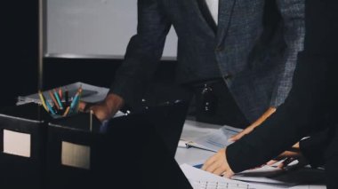 Ofisteki iş adamı. Belgeleri olan bir adam. İş adamı iş yerinde belgelerle çalışıyor.