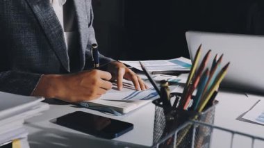 Ofiste çalışan genç bir iş adamı. iş adamları