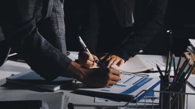 UXUI tasarımı üzerinde çalışan profesyonel bir kadın, bir arama sırasında mobil uygulama için kablolar ve modeller yaratıyor