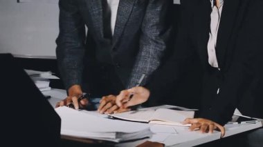 Ofisteki genç iş adamları. iş adamları.