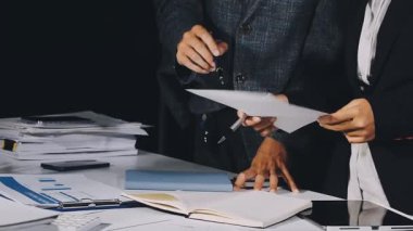 İş adamı modern ofiste belgeler üzerinde çalışıyor..