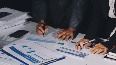 Belgeler ve iş belgeleriyle ofiste çalışan işadamı