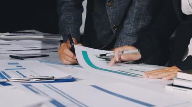 Finans Raporu üzerinde çalışan İşadamı