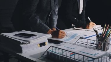 Belgeleri olan bir işadamı.