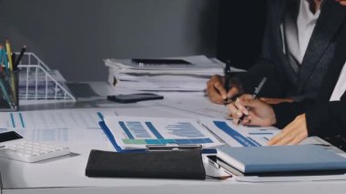 Finans planını hesaplamak için hesap makinesi kullanan iş adamı.