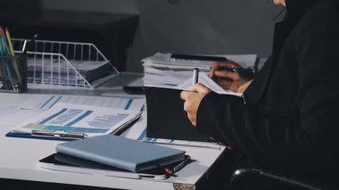 genç işadamı ofiste bilgisayar ile çalışma