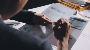 İş ekibi ofisinde toplanıyor..