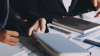 Kapat. Bir grup genç finansal tabloları tartışıyor..