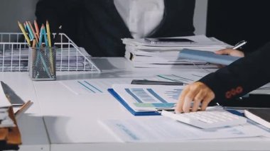 Belgeyi tutan işadamlarının kapatılması