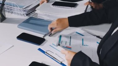 İş adamları ofiste toplanıyor.