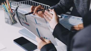 Ofiste cep telefonu kullanan iş adamı