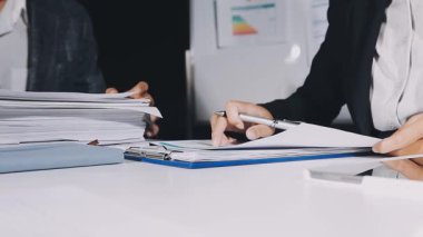 Ofiste çalışan iş kadını. Belgeler ve dizüstü bilgisayarla..