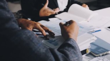 İş yerindeki mali raporla çalışan işadamlarının kapatılması.