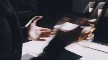 Genç iş kadını ofiste tablet ile çalışma