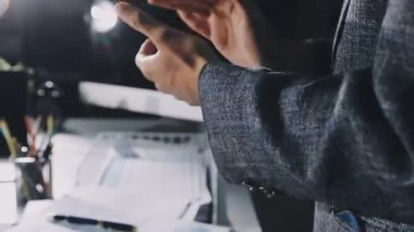 Tablet kullanan genç işadamı