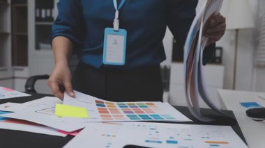 UXUI tasarımı üzerinde çalışan profesyonel bir kadın, bir arama sırasında mobil uygulama için kablolar ve modeller yaratıyor