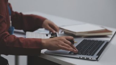 Muhasebe şirketi kazançlı nakit akışı için finansman ve vergilendirme planlaması, ofiste çalışan denetçi ve muhasebeci ekibi, mali verileri ve muhasebe kayıtlarını hesap makinesiyle analiz eder.