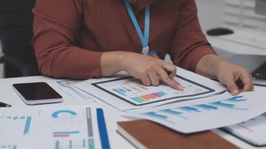 Muhasebe şirketi kazançlı nakit akışı için finansman ve vergilendirme planlaması, ofiste çalışan denetçi ve muhasebeci ekibi, mali verileri ve muhasebe kayıtlarını hesap makinesiyle analiz eder.