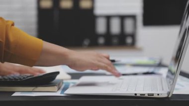 Muhasebe şirketi kazançlı nakit akışı için finansman ve vergilendirme planlaması, ofiste çalışan denetçi ve muhasebeci ekibi, mali verileri ve muhasebe kayıtlarını hesap makinesiyle analiz eder.