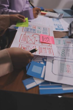 Mobil uygulama arayüzü kablo dizaynı hakkında modern ofisteki müşteri breif ve renk kodu ile fikir alışverişinde bulunan uu geliştirici ve ui tasarımcısını kapat. Yaratıcı dijital geliştirme ajansı.