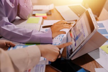 Mobil uygulama arayüzü kablo dizaynı hakkında modern ofisteki müşteri breif ve renk kodu ile fikir alışverişinde bulunan uu geliştirici ve ui tasarımcısını kapat. Yaratıcı dijital geliştirme ajansı.