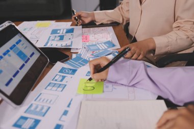 Mobil uygulama arayüzü kablo dizaynı hakkında modern ofisteki müşteri breif ve renk kodu ile fikir alışverişinde bulunan uu geliştirici ve ui tasarımcısını kapat. Yaratıcı dijital geliştirme ajansı.