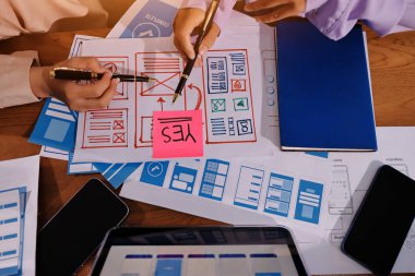 Mobil uygulama arayüzü kablo dizaynı hakkında modern ofisteki müşteri breif ve renk kodu ile fikir alışverişinde bulunan uu geliştirici ve ui tasarımcısını kapat. Yaratıcı dijital geliştirme ajansı.