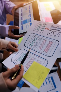 Mobil uygulama arayüzü kablo dizaynı hakkında modern ofisteki müşteri breif ve renk kodu ile fikir alışverişinde bulunan uu geliştirici ve ui tasarımcısını kapat. Yaratıcı dijital geliştirme ajansı.