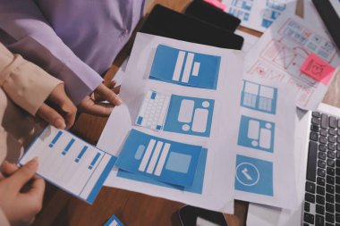 Mobil uygulama arayüzü kablo dizaynı hakkında modern ofisteki müşteri breif ve renk kodu ile fikir alışverişinde bulunan uu geliştirici ve ui tasarımcısını kapat. Yaratıcı dijital geliştirme ajansı.