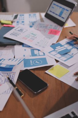 Mobil uygulama arayüzü kablo dizaynı hakkında modern ofisteki müşteri breif ve renk kodu ile fikir alışverişinde bulunan uu geliştirici ve ui tasarımcısını kapat. Yaratıcı dijital geliştirme ajansı.