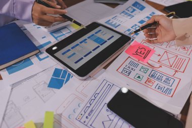 Mobil uygulama arayüzü kablo dizaynı hakkında modern ofisteki müşteri breif ve renk kodu ile fikir alışverişinde bulunan uu geliştirici ve ui tasarımcısını kapat. Yaratıcı dijital geliştirme ajansı.