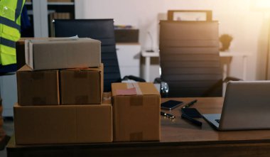 Girişim KOBİ küçük işletme girişimcisi önlük giyen Asyalı kadın dizüstü bilgisayar ve kutu kullanarak çevrimiçi müşterilere, çevrimiçi sme iş fikirlerine satış hazırlamak için siparişleri alır ve gözden geçirir.