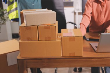 Girişim KOBİ küçük işletme girişimcisi önlük giyen Asyalı kadın dizüstü bilgisayar ve kutu kullanarak çevrimiçi müşterilere, çevrimiçi sme iş fikirlerine satış hazırlamak için siparişleri alır ve gözden geçirir.