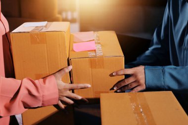 Girişim KOBİ küçük işletme girişimcisi önlük giyen Asyalı kadın dizüstü bilgisayar ve kutu kullanarak çevrimiçi müşterilere, çevrimiçi sme iş fikirlerine satış hazırlamak için siparişleri alır ve gözden geçirir.