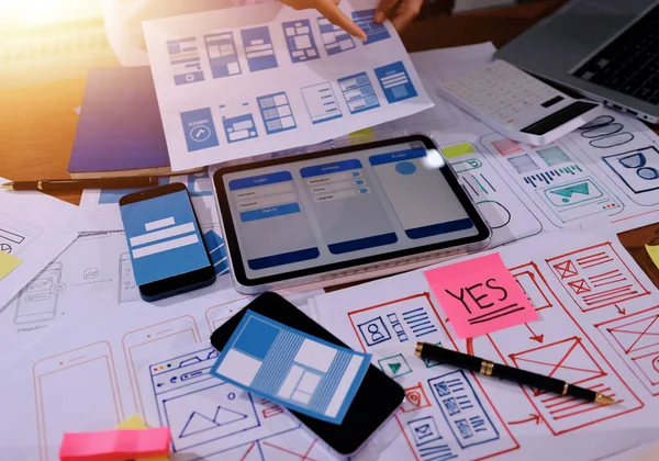 Mobil uygulama arayüzü kablo dizaynı hakkında modern ofisteki müşteri breif ve renk kodu ile fikir alışverişinde bulunan uu geliştirici ve ui tasarımcısını kapat. Yaratıcı dijital geliştirme ajansı.