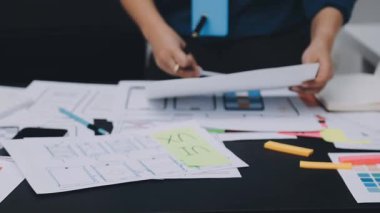 UI tasarımcısı ve UX geliştiricisi uygulama görünümünü erken safhada tasarlamak için beyin fırtınası fikri. Yaratıcı dijital geliştirme ajansı. UX UI kavramı