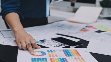 UI tasarımcısı ve UX geliştiricisi uygulama görünümünü erken safhada tasarlamak için beyin fırtınası fikri. Yaratıcı dijital geliştirme ajansı. UX UI kavramı