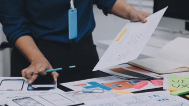 UI tasarımcısı ve UX geliştiricisi uygulama görünümünü erken safhada tasarlamak için beyin fırtınası fikri. Yaratıcı dijital geliştirme ajansı. UX UI kavramı