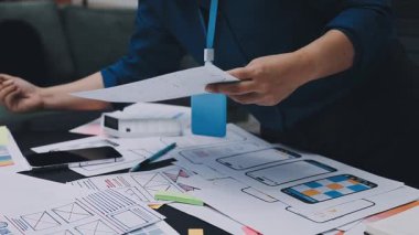 UI tasarımcısı ve UX geliştiricisi uygulama görünümünü erken safhada tasarlamak için beyin fırtınası fikri. Yaratıcı dijital geliştirme ajansı. UX UI kavramı