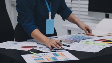 UI tasarımcısı ve UX geliştiricisi uygulama görünümünü erken safhada tasarlamak için beyin fırtınası fikri. Yaratıcı dijital geliştirme ajansı. UX UI kavramı