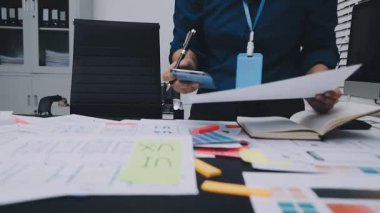 UI tasarımcısı ve UX geliştiricisi uygulama görünümünü erken safhada tasarlamak için beyin fırtınası fikri. Yaratıcı dijital geliştirme ajansı. UX UI kavramı