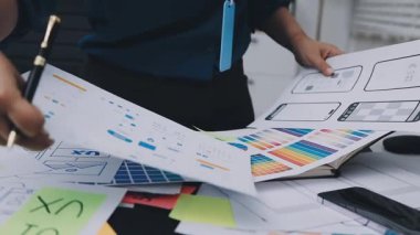 UI tasarımcısı ve UX geliştiricisi uygulama görünümünü erken safhada tasarlamak için beyin fırtınası fikri. Yaratıcı dijital geliştirme ajansı. UX UI kavramı