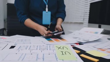 UI tasarımcısı ve UX geliştiricisi uygulama görünümünü erken safhada tasarlamak için beyin fırtınası fikri. Yaratıcı dijital geliştirme ajansı. UX UI kavramı