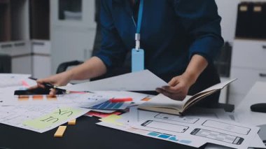 UI tasarımcısı ve UX geliştiricisi uygulama görünümünü erken safhada tasarlamak için beyin fırtınası fikri. Yaratıcı dijital geliştirme ajansı. UX UI kavramı