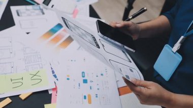 UI tasarımcısı ve UX geliştiricisi uygulama görünümünü erken safhada tasarlamak için beyin fırtınası fikri. Yaratıcı dijital geliştirme ajansı. UX UI kavramı