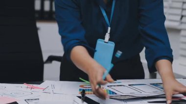 UI tasarımcısı ve UX geliştiricisi uygulama görünümünü erken safhada tasarlamak için beyin fırtınası fikri. Yaratıcı dijital geliştirme ajansı. UX UI kavramı