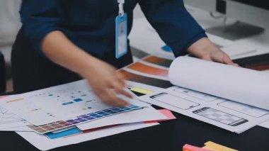 UI tasarımcısı ve UX geliştiricisi uygulama görünümünü erken safhada tasarlamak için beyin fırtınası fikri. Yaratıcı dijital geliştirme ajansı. UX UI kavramı