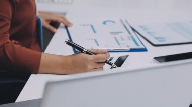 UI tasarımcısı ve UX geliştiricisi uygulama görünümünü erken safhada tasarlamak için beyin fırtınası fikri. Yaratıcı dijital geliştirme ajansı. UX UI kavramı